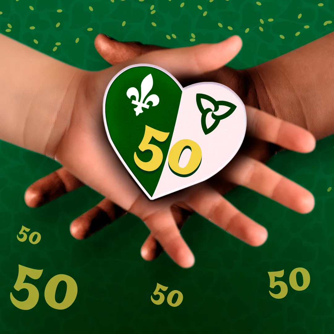 Deux mains unies portent un cœur aux couleurs franco-ontariennes, symbole de solidarité et de fierté pour les 50 ans du drapeau.