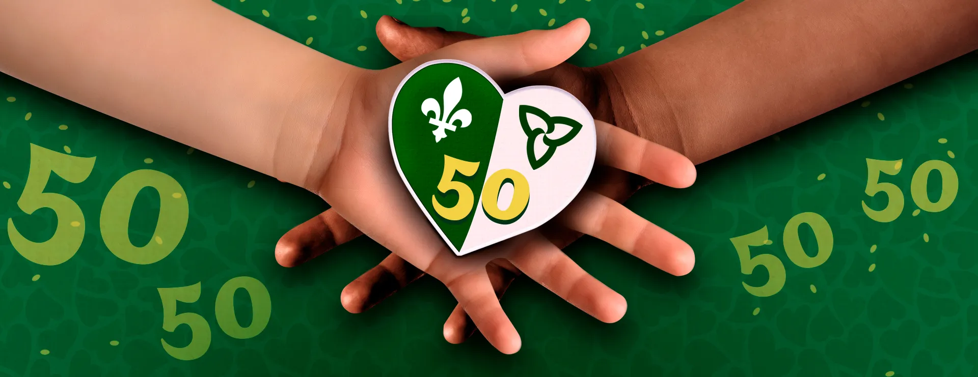 Deux mains unies portent un cœur aux couleurs franco-ontariennes, symbole de solidarité et de fierté pour les 50 ans du drapeau.